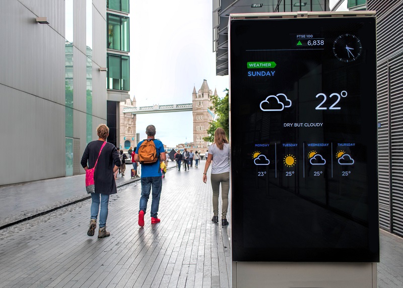 8 Examples Of Outdoor Digital Signage In 2021 REDYREF